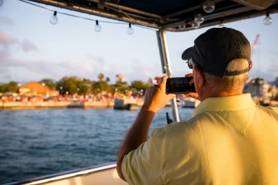 Profitez d’une croisière sushi au coucher du soleil à key west avec boissons, spécialités locales et vues sur le port. prise en charge incluse, petit groupe et équipage sympa à bord.