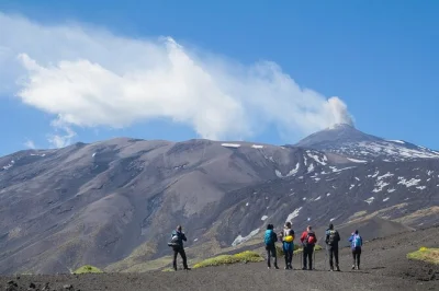 Erlebe den knirschenden lavaboden am mount etna, erkunde eine echte lavahöhle mit helm und lampe und genieße anschließend ein entspanntes sizilianisches mittagessen. abholung in catania inklusive.