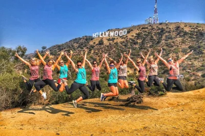 Divirta-se na trilha até o hollywood sign com comediantes locais e seus cães. caminhada rápida de 75 minutos, pontos incríveis para fotos, histórias divertidas e água inclusa—reserve sua avent