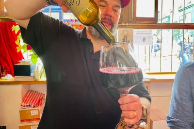 Découvrez montmartre avec chef pj : marchés, dégustations de fromages et vins français, puis un déjeuner parisien suivi d’une balade sucrée. guide local inclus.