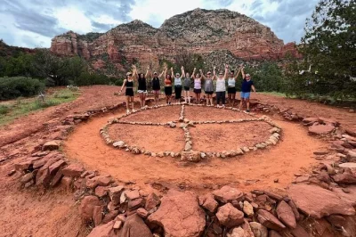 Sinta a energia dos vórtices de sedona em um tour de jeep com trilha guiada por locais. explore lugares místicos pouco conhecidos, ouça histórias e receba água mineral—transporte incluso.