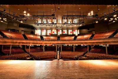 Entra nel ryman auditorium di nashville, scopri la storia della musica con mostre coinvolgenti e scatta una foto ricordo sul palco leggendario. biglietto d’ingresso incluso.