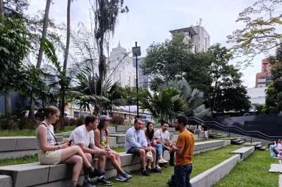 Descubre el pasado complejo de medellín con un tour a pie que revela historias reales, contexto local y el costo humano, guiado por expertos respetuosos.