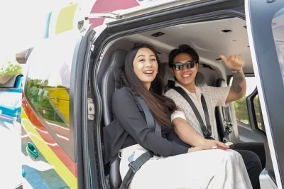 Découvrez niagara falls en bateau sous les embruns, survolez-les en hélicoptère, explorez-les par derrière et savourez un déjeuner avec vue au skylon tower. navette hôtelière et guide inclus.