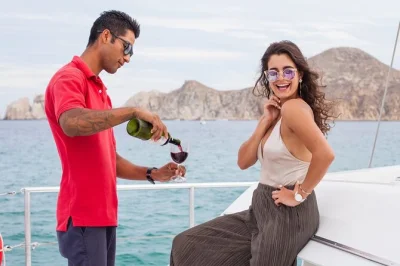 Erlebe eine entspannte sunset jazz cruise in los cabos vorbei am berühmten arch und playa del amor. genieße wein, snacks und den bequemen hoteltransfer für einen perfekten abend.