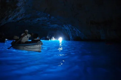 Erlebe capri frühmorgens ohne menschenmassen, schwimme an den faraglioni vorbei und besuche die blaue grotte bei einer kleinen bootstour ab sorrent. inklusive getränke, obst und erfahrenem skipper.