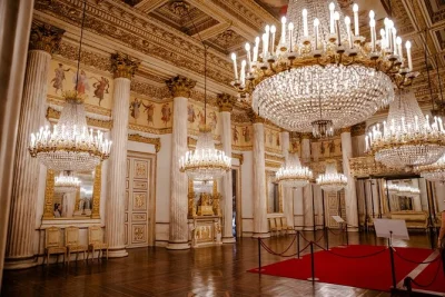 Entra al palacio real de turín sin hacer fila, acompañado por un guía local experto. descubre salones barrocos, leyendas reales y la capilla de la sábana santa. entrada rápida incluida.