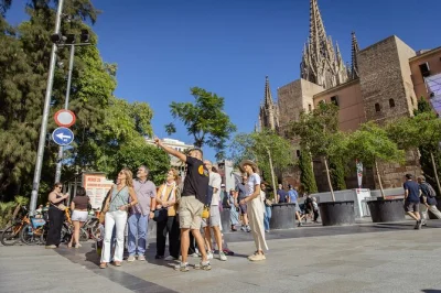 Descubra o bairro gótico e el born em barcelona com um tour a pé em grupo pequeno e guia local. conheça pontos famosos, cantinhos escondidos e histórias reais pelo caminho.