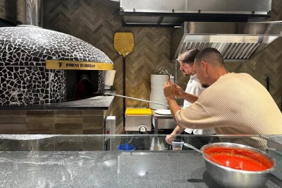 Erlebe neapel hautnah: teig kneten, pizza mit einem lokalen koch backen und bei einem geheimen gericht gemeinsam lachen. inkl. wein oder bier.