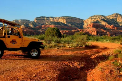 Erlebe sedonas rote felsen hautnah bei einer privaten jeep-tour durch die canyons, entdecke die beeindruckenden formationen im boynton canyon und lausche spannenden geschichten deines guides.