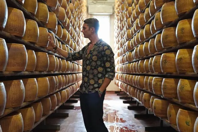 Tour Parmigiano e Prosciutto a Parma: Degustazioni in Caseificio