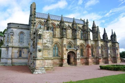 Sigue las historias locales desde edimburgo hasta rosslyn chapel, la abadía de melrose y scott’s view en un grupo reducido. incluye transporte, guía y recogida en la estación de autobuses.
