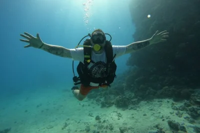 Plongez dans la mer rouge à hurghada avec deux plongées guidées, transfert hôtel, déjeuner à bord et instructeurs pros. location de matériel et snorkeling pour non-plongeurs inclus.