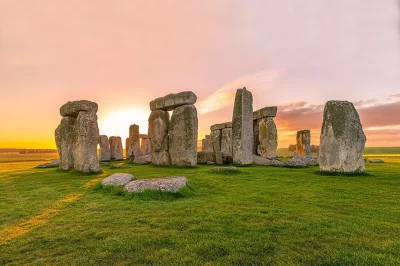 Desde bath, visita stonehenge antes de que lleguen las multitudes, pasea entre los círculos de avebury, descubre los pueblos de cotswolds y disfruta de un guía local en grupo reducido.