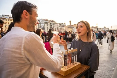 Deguste chianti e vermentino pertinho do ponte vecchio. introdução guiada, kit de degustação, petiscos e histórias locais no coração de florença. horários flexíveis.