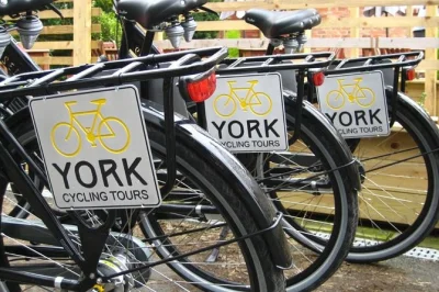 Descubre la historia de york en bici: recorre murallas, york minster, clifford’s tower y fábricas de chocolate. incluye casco, bici y guía local.