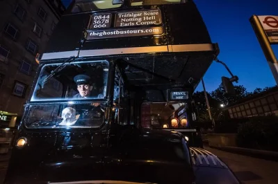 Siente el misterio de york de noche en un tour en bus fantasma. viaja en un routemaster clásico, escucha historias de miedo y pasa por york minster y clifford’s tower con guía en vivo.