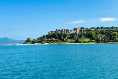 Erlebe die frische brise am gardasee bei einer mini-kreuzfahrt rund um sirmione, entdecke das castello scaligero, maria callas’ villa und die grotten des catull. kleine gruppe mit lokalem kapitän.