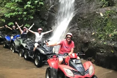 Découvrez ubud à bali en quad à travers la jungle, des tunnels naturels et des cascades. transfert, équipement, déjeuner et guide local inclus pour une journée inoubliable.