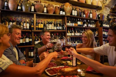 Explore el born e o bairro gótico em barcelona, provando tapas e vinhos locais com um grupo pequeno e guia experiente. quatro bares, muita comida e harmonizações de vinho.