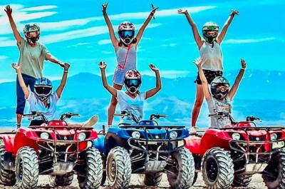 Sinta a energia do deserto de agafay perto de marrakech — passeio de camelo, quadriciclo, jantar berbere sob as estrelas, show de fogo e transporte incluso para facilitar sua reserva.