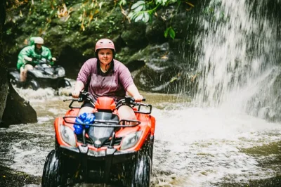Explora la jungla de ubud en bali en un quad atv, disfruta de una cascada escondida y atraviesa un túnel colonial holandés. incluye recogida en hotel y almuerzo.