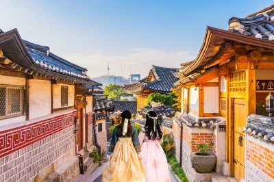 Découvrez séoul en hanbok au palais gyeongbokgung, flânez dans bukchon hanok, goûtez les spécialités du marché gwangjang et profitez d’un transfert hôtel inclus.