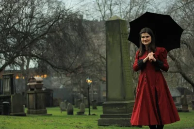 Descubre el lado más oscuro de edimburgo en old town y el cementerio greyfriars con guía en español. incluye acceso exclusivo a las bóvedas subterráneas.