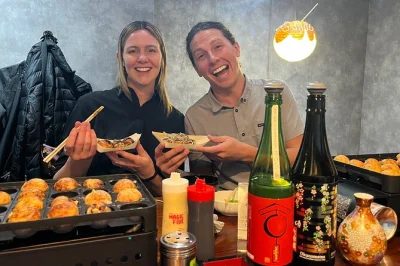 In osaka führt dich ein sake-sommelier durch über 10 japanische sake-sorten, danach kochst du takoyaki mit Überraschungszutaten wie wagyu. inklusive equipment, verkostung und insider-geschichten.