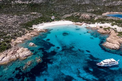 Découvrez l’archipel de la maddalena, nagez à santa maria et spargi, et flânez dans la vieille ville de la maddalena lors de cette sortie en bateau au départ de palau. guide et confort à bord i