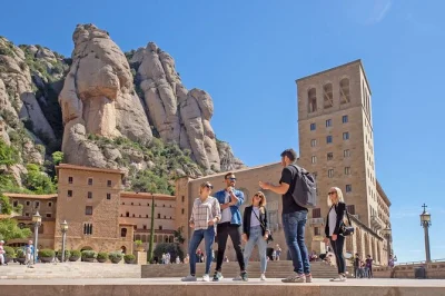 Explore montserrat, as ruas medievais de girona e uma vila de pescadores na costa brava, com guia, entradas e transporte incluídos.