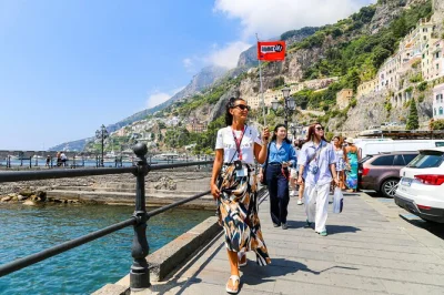 Erlebe die amalfiküste bei einem tagesausflug ab neapel mit stopps in positano, amalfi und ravello. inklusive hotelabholung und lokalem guide.