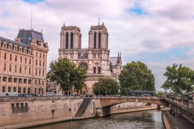 Sinta a alma da notre-dame em paris com um tour guiado em grupo pequeno, acesso ao interior e histórias contadas por especialistas locais. entrada flexível e insights exclusivos.