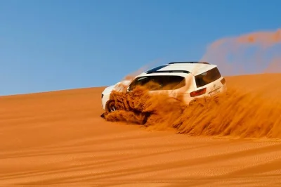 Dubai wüste erleben mit aufregendem dune bashing, live-bauchtanz & feuershows, bbq-abendessen und hoteltransfer. ein unvergesslicher abend voller geschmack, spaß & sand.