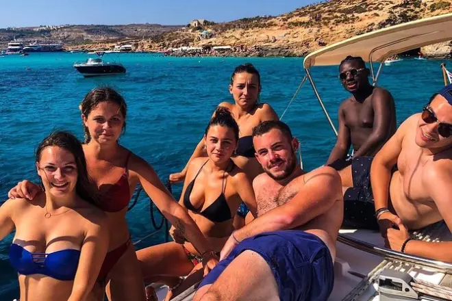 Tour privado en yate en Malta: 8 horas de navegación y snorkel