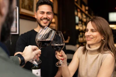Descubra os sabores de barcelona com um sommelier certificado, provando vinhos espanhóis e tapas nos bairros poble sec e sant antoni. grupos pequenos, refeição completa incluída.