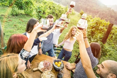 Entspanne bei einer sedona wein-tour mit partybus-abholung, weinproben auf lokalen weingütern und einem gemütlichen mittagessen bei cove mesa. inklusive guide und transport.