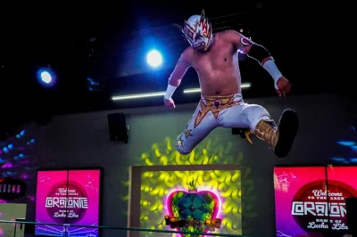 Erlebe die echte lucha libre stimmung in cozumel – feuere maskierte kämpfer an, genieße deine begrüßungs-margarita und triff die luchadores backstage. eintritt inklusive.
