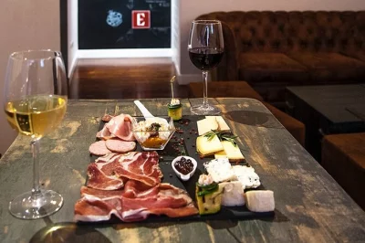 Disfruta trastevere en roma con catas de vino, maridajes típicos y una clase de gelato auténtico. incluye snacks, bebidas y un paseo relajado con guía—reserva una tarde llena de sabor.