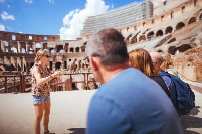 Pisa el suelo de la arena del coliseo en roma, recorre las calles del foro romano y el palatino con guía local y grupo reducido incluido.