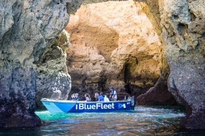 Descubra lagos em um passeio de barco até ponta da piedade, navegando por grutas e cavernas com um guia local. comentário ao vivo e assentos confortáveis inclusos.