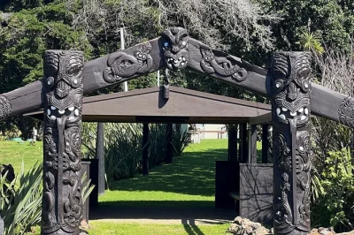Descubra a história māori da ilha waiheke, trilhas na mata nativa e cultura local em um tour privado. inclui almoço, guia especialista e traslado de balsa.