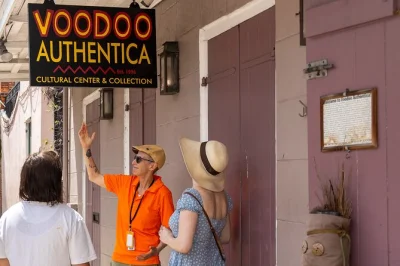 Entdecke new orleans’ congo square mit einem lokalen guide, höre echte voodoo-geschichten, besuche heilige orte und schließe ab bei voodoo authentica. mit echten artefakten zum anfassen.