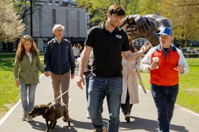 Siga o freedom trail de boston em um tour a pé em grupo pequeno, ouvindo histórias de revolução, abolição e vida cotidiana com um guia local animado. inclui todos os pontos.