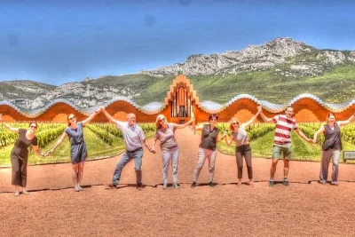 Découvrez rioja au cœur de ses vignobles familiaux, avec des balades dans les vignes, un déjeuner typique et une dégustation de vins, incluant prise en charge à l’hôtel et guide local.