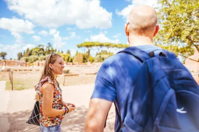 Descubre el coliseo de roma sin colas, recorre el foro romano y sube al monte palatino con guía experto. entradas y acceso prioritario incluidos.