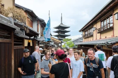 Explore o bairro gion em kyoto com um guia local, caminhe por vielas históricas, visite o templo kiyomizu-dera e relaxe no parque maruyama. tour a pé com cultura e histórias.