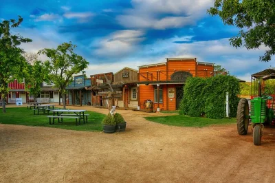 Wildwest-feeling bei blazin' m ranch nahe sedona – axtwerfen, herzhaftes chuck wagon dinner und unterhaltsame western-show inklusive.
