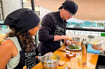 Inizia la tua giornata a lima con un corso di cucina pratico, impara a preparare ceviche e causa con uno chef locale, gusta un fresco pisco sour e pranza in compagnia—ingredienti inclusi.