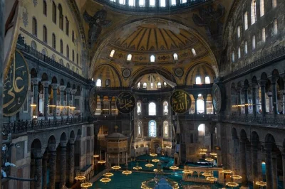 Evita le code a sultanahmet per visitare hagia sophia, palazzo topkapi e la cisterna basilica. biglietti inclusi, guida locale e accesso prioritario per una visita senza fretta.